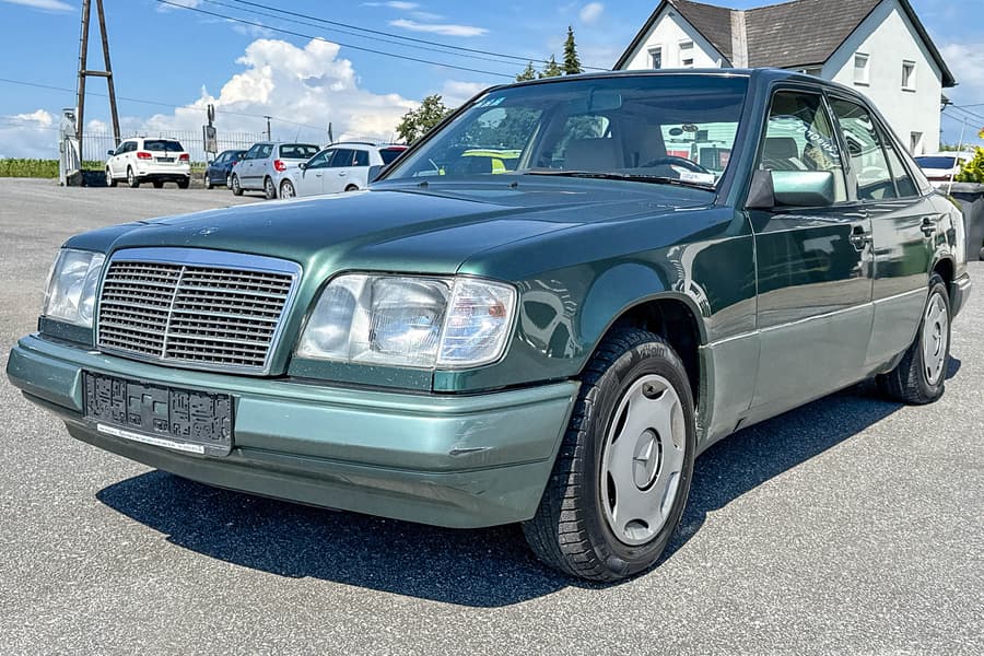 PKW Mercedes E220